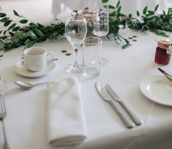 stół weselny z zielenią