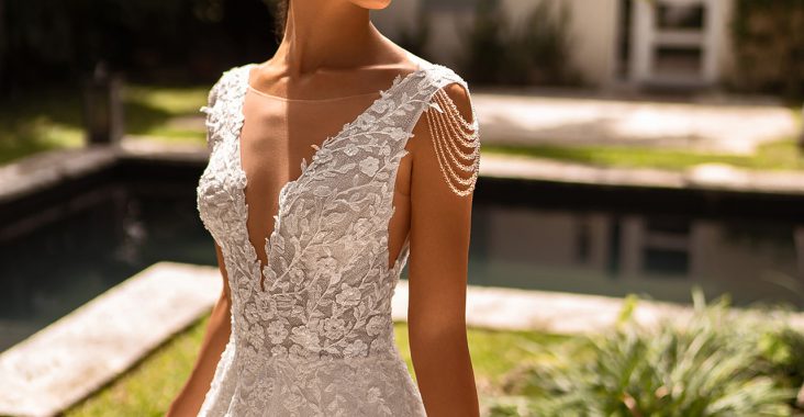 suknia ślubna z kwiatami 3D