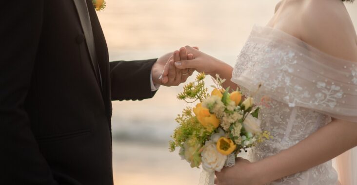 Minimalistyczny ślub – jak zorganizować elegancką ceremonię bez przesady